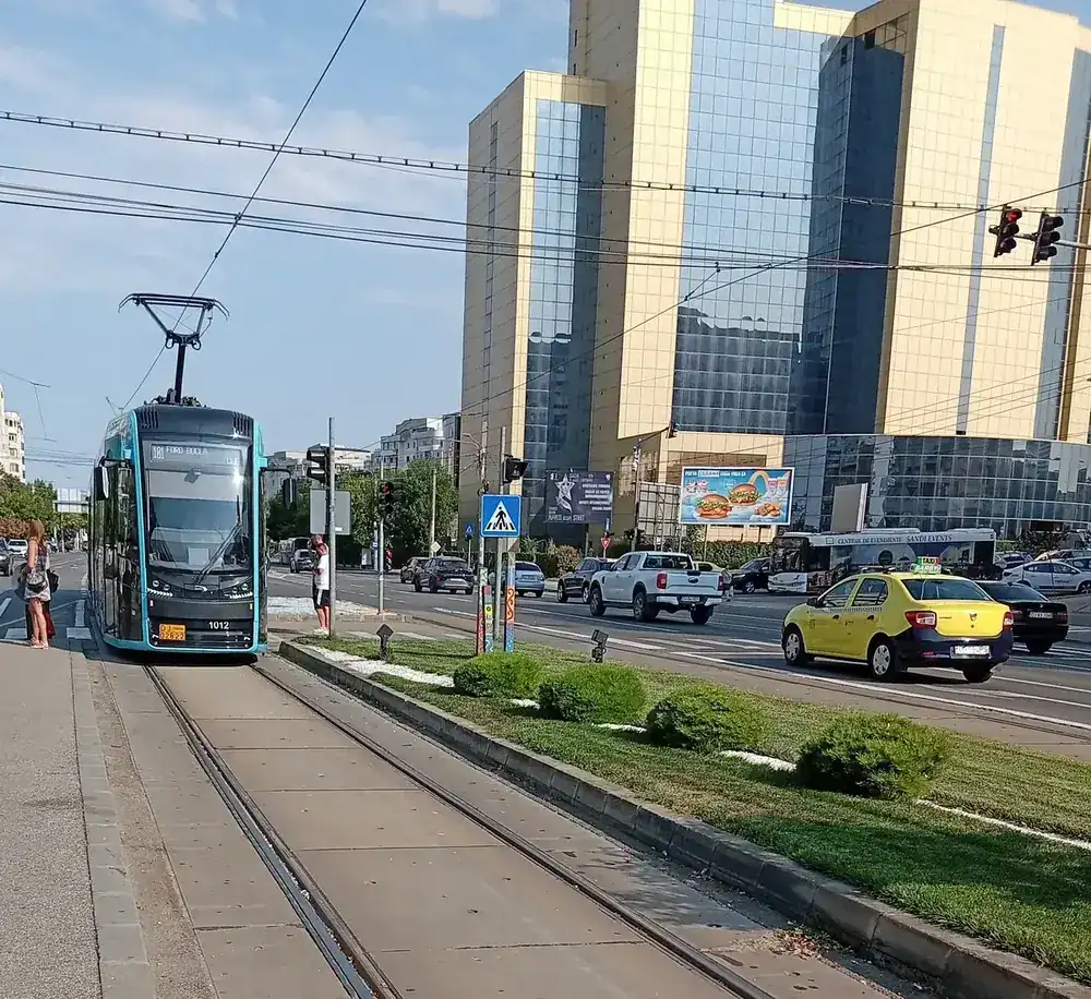Line 101 to Ford at an island stop on the boulevard, the gold tower behind