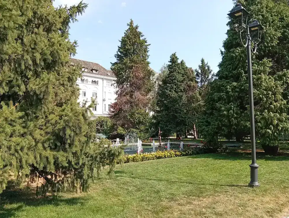 Lawn and fountain from the western corner
