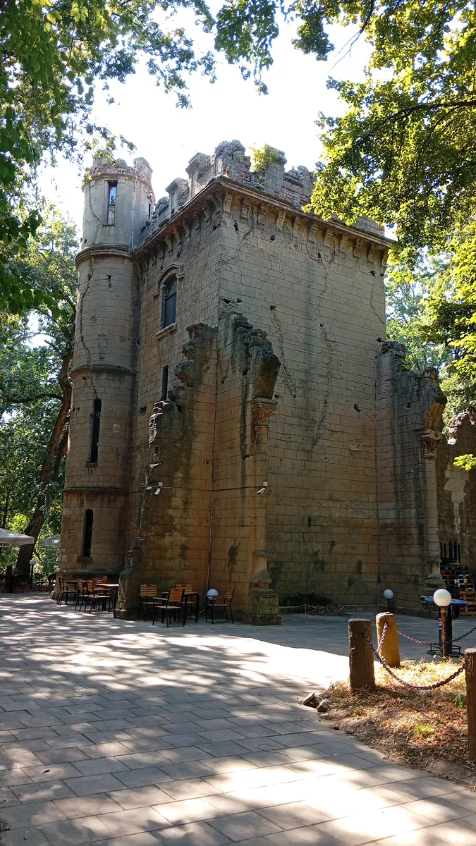 Castelul Fermecat, the mock castle