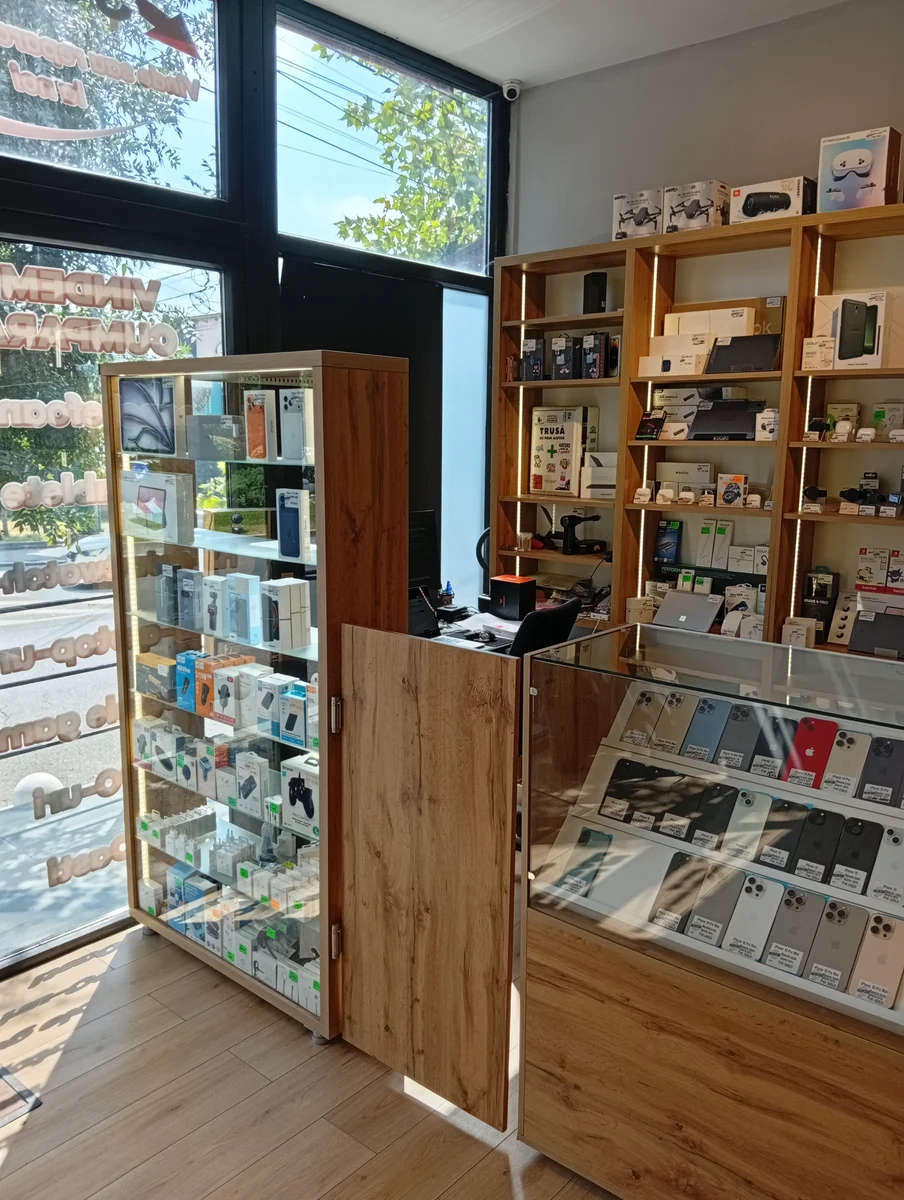 Inside — accessories, laptops, consoles, and the phone counter