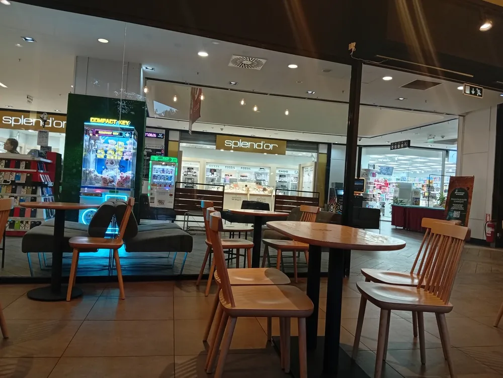 Seating at the front, open to the mall gallery