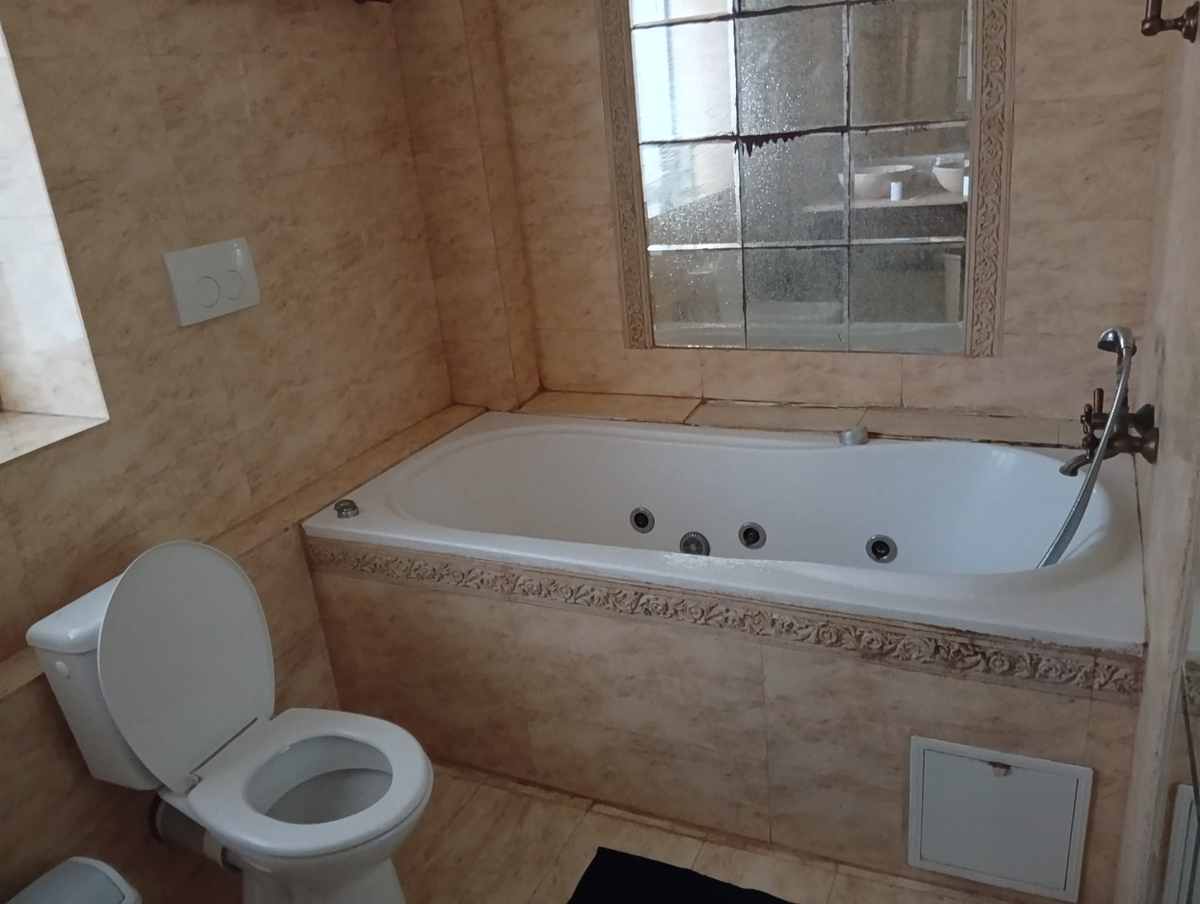 Main bathroom — full-size tub with jets
