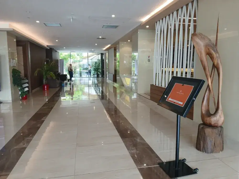The lobby, with the Brâncuși-styled carving